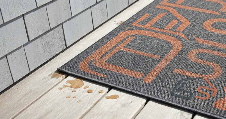 Weather-resistant outdoor rug with drainage space